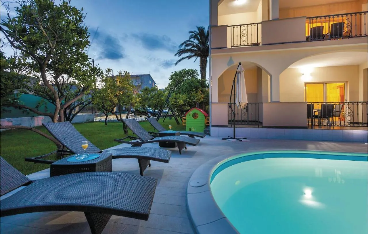 Lovely Apartment In Kastel Stafilic With Jacuzzi Kastela 0*,